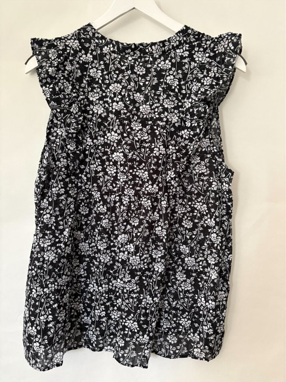 LOFT Black and White Floral Ruffle Neckline Sleeveless Top Size Large - Picture 2 of 4